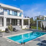 Villa Johnny's White Luxury *