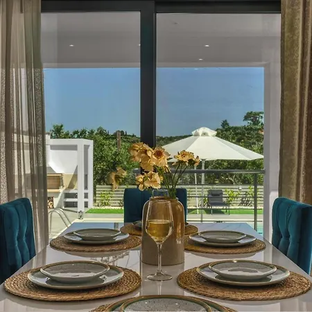 Vila Johnny's White Luxury *