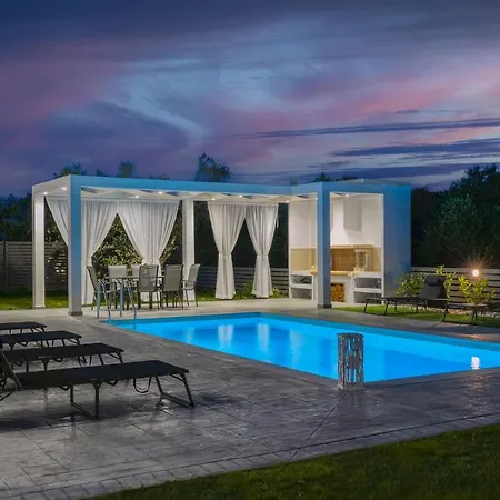 Villa Johnny's White Luxury