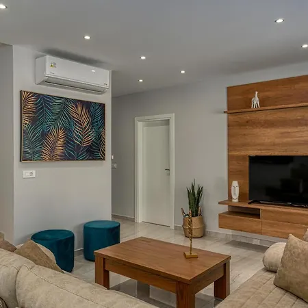 Vila Johnny's White Luxury