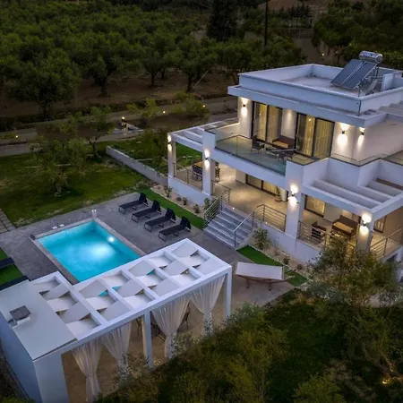 Vila Johnny's White Luxury