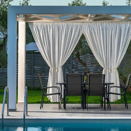 Johnny's White Luxury Vila *