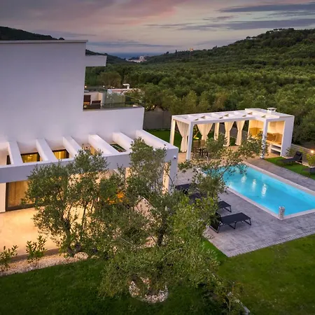 Johnny's White Luxury Vila
