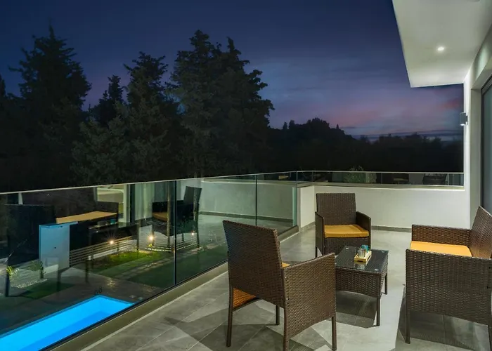 Villa Johnny's White Luxury Planos