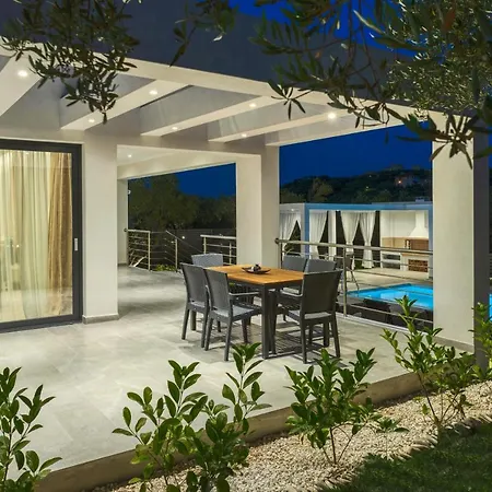 Johnny's White Luxury Tsilivi (Zakynthos)