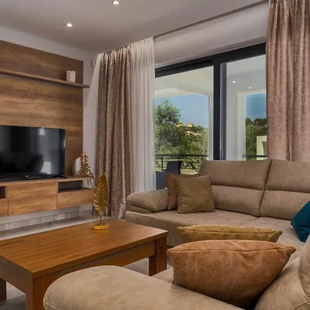 Johnny's White Luxury Willa *