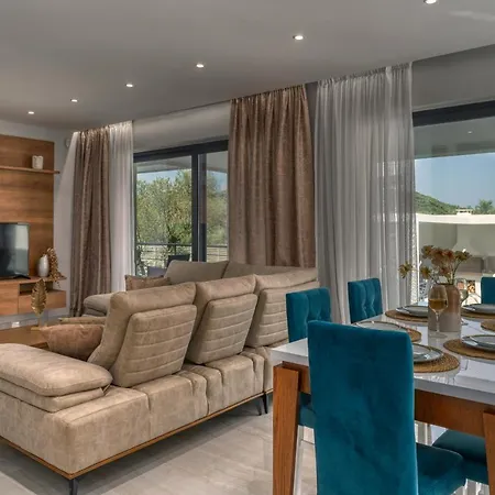 Villa Johnny's White Luxury *