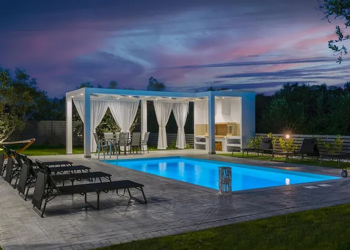 Villa Johnny's White Luxury